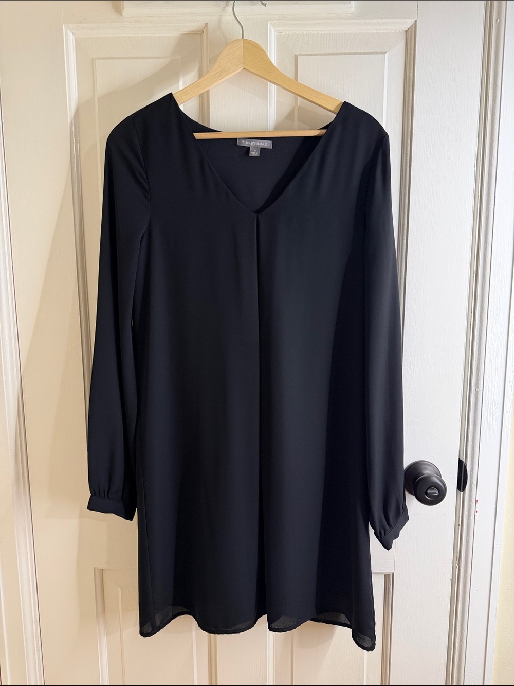 Tinley Road Black Long-Sleeve V-Neck Shift Dress